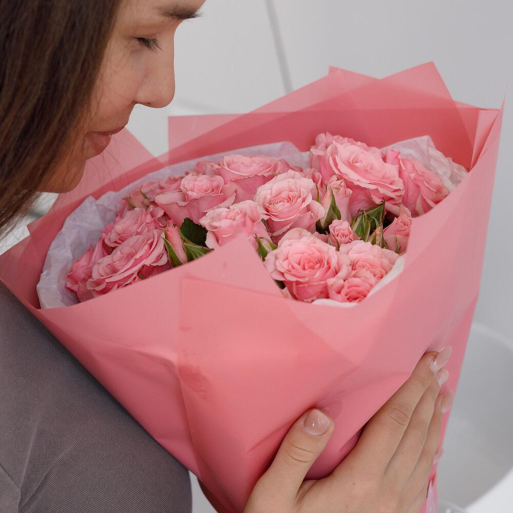 Букет из 9 розовых кустовых роз – нежность в каждом лепестке Агрыз Республика Татарстан